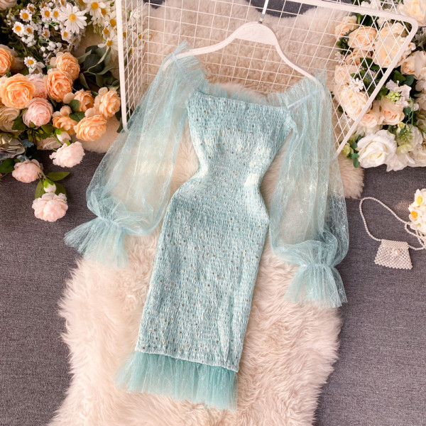 Модерна дамска рокля с голи рамене и ръкави от тюл в син и розов цвят