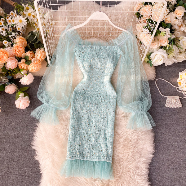 Модерна дамска рокля с голи рамене и ръкави от тюл в син и розов цвят