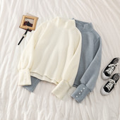 Platus moteriškas megztinis su žema polo apykakle ir sagomis ant rankovių baltos ir mėlynos spalvos