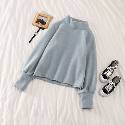 Platus moteriškas megztinis su žema polo apykakle ir sagomis ant rankovių baltos ir mėlynos spalvos