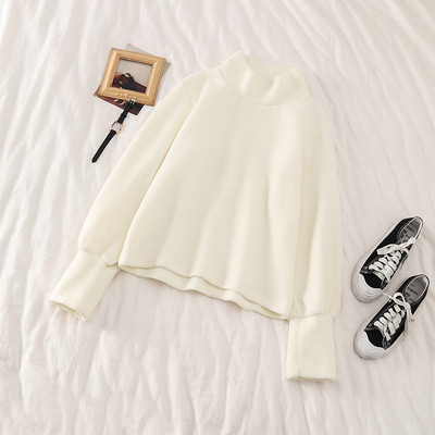 Platus moteriškas megztinis su žema polo apykakle ir sagomis ant rankovių baltos ir mėlynos spalvos