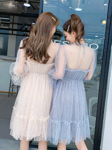 Къса елегантна рокля от тюл в син и розов цвят с пайети