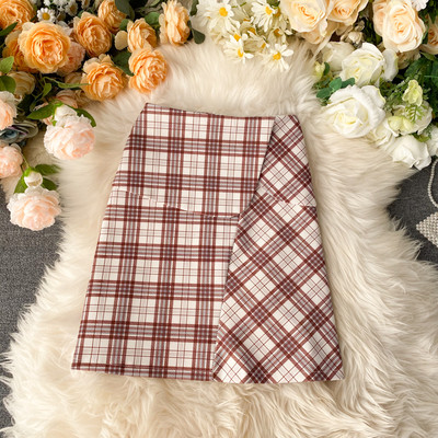 Modernus moteriškas raudonos ir baltos spalvos sijonas aukštu juosmeniu