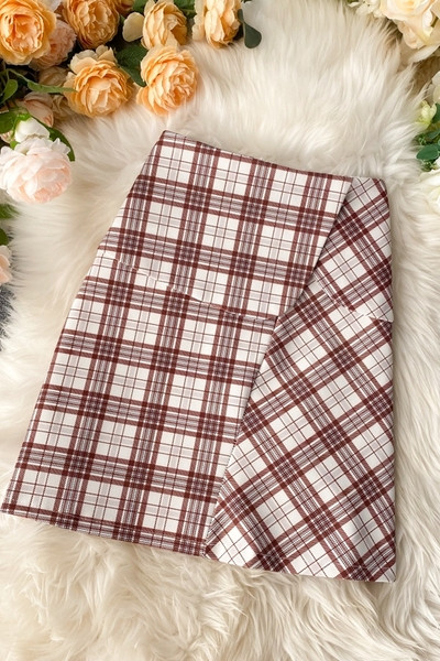 Modernus moteriškas raudonos ir baltos spalvos sijonas aukštu juosmeniu