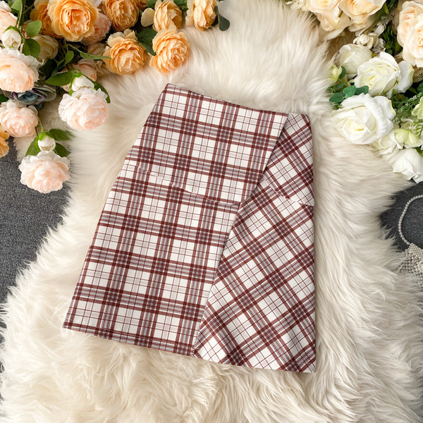 Modernus moteriškas raudonos ir baltos spalvos sijonas aukštu juosmeniu