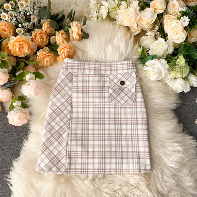 Moteriškas laisvalaikio sijonas aukštu juosmeniu ir raudonos ir baltos spalvos kišenėmis