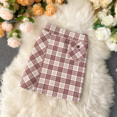 Moteriškas laisvalaikio sijonas aukštu juosmeniu ir raudonos ir baltos spalvos kišenėmis