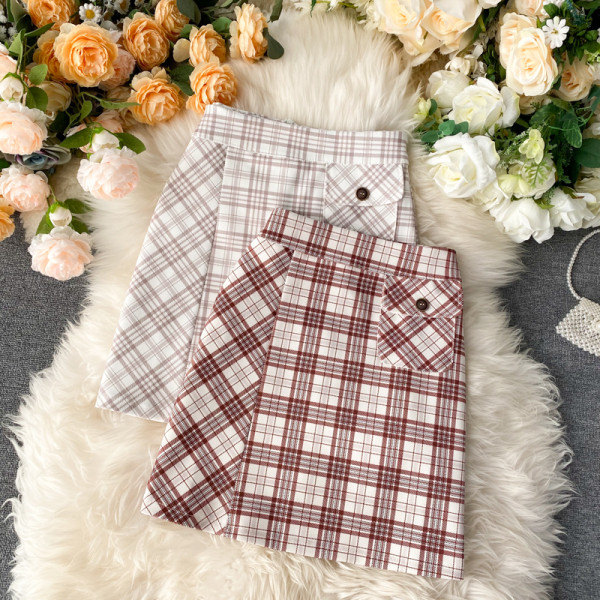 Moteriškas laisvalaikio sijonas aukštu juosmeniu ir raudonos ir baltos spalvos kišenėmis