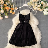 Стилна дамска рокля от кадифе с тънки презрамки в черен цвят