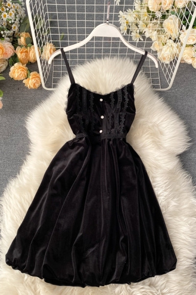 Стилна дамска рокля от кадифе с тънки презрамки в черен цвят