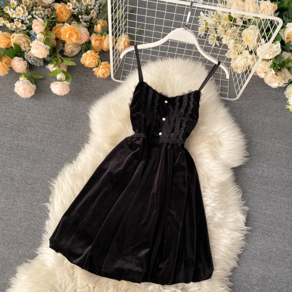 Стилна дамска рокля от кадифе с тънки презрамки в черен цвят