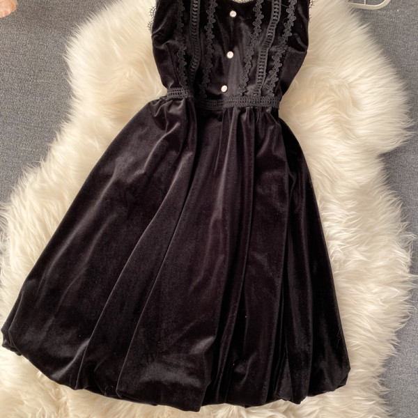 Стилна дамска рокля от кадифе с тънки презрамки в черен цвят