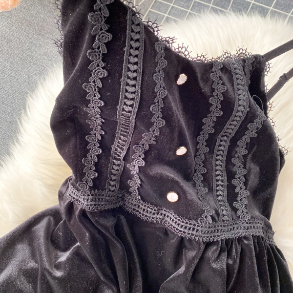 Стилна дамска рокля от кадифе с тънки презрамки в черен цвят