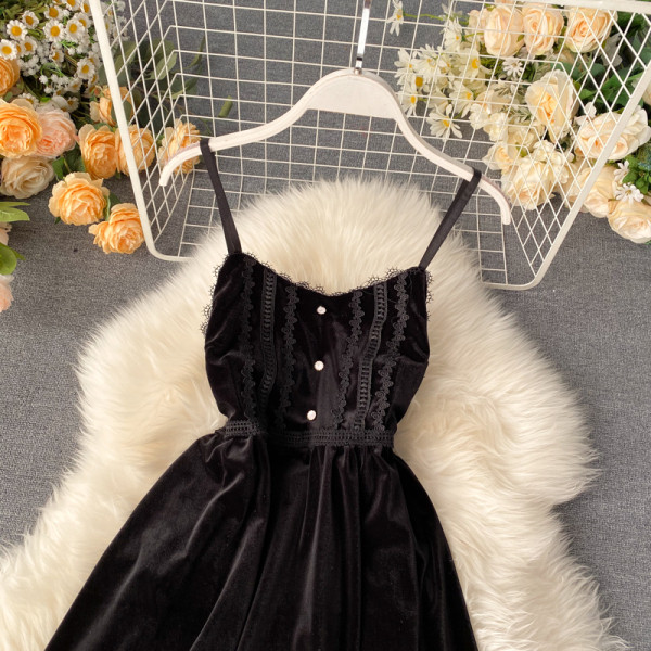 Стилна дамска рокля от кадифе с тънки презрамки в черен цвят