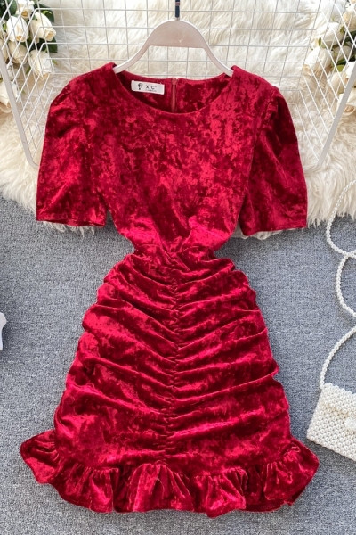 Stilinga moteriška aksominė suknelė su ovalia iškirpte ir trumpomis rankovėmis raudonos, juodos ir baltos spalvos