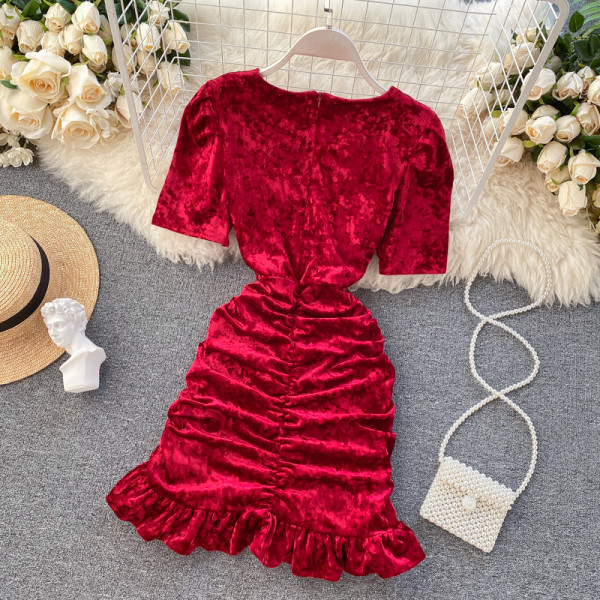 Stilinga moteriška aksominė suknelė su ovalia iškirpte ir trumpomis rankovėmis raudonos, juodos ir baltos spalvos