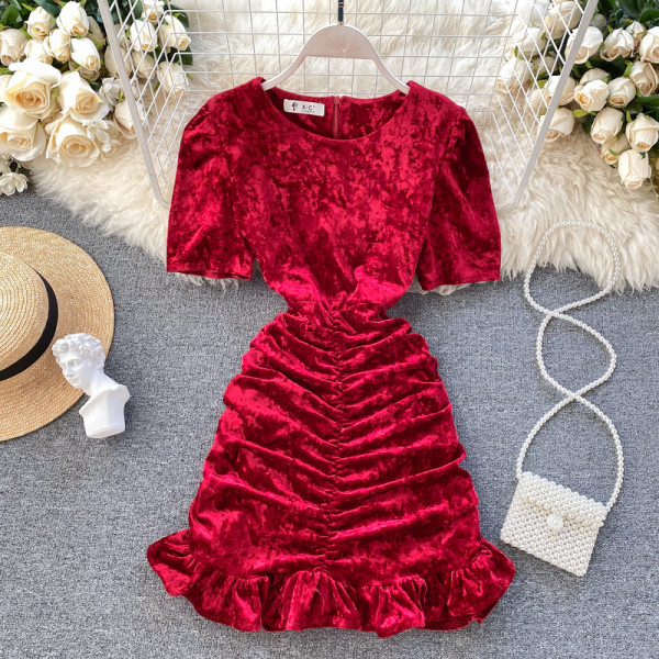 Stilinga moteriška aksominė suknelė su ovalia iškirpte ir trumpomis rankovėmis raudonos, juodos ir baltos spalvos