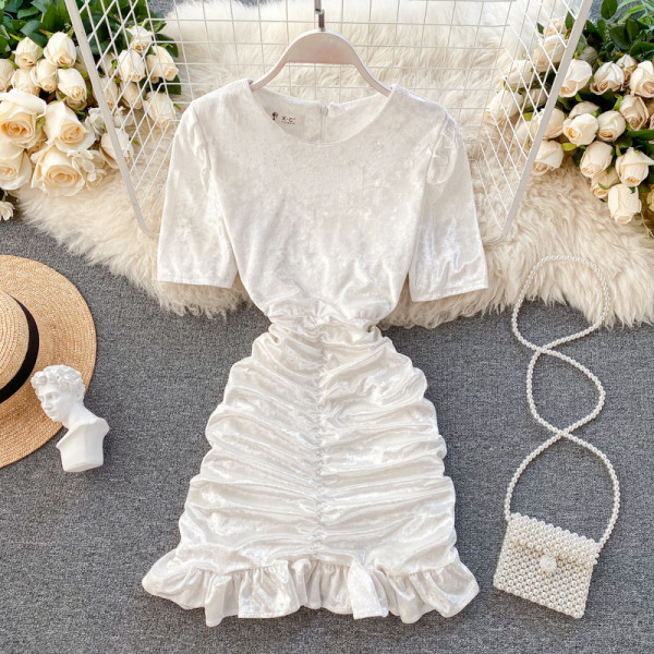 Stilinga moteriška aksominė suknelė su ovalia iškirpte ir trumpomis rankovėmis raudonos, juodos ir baltos spalvos