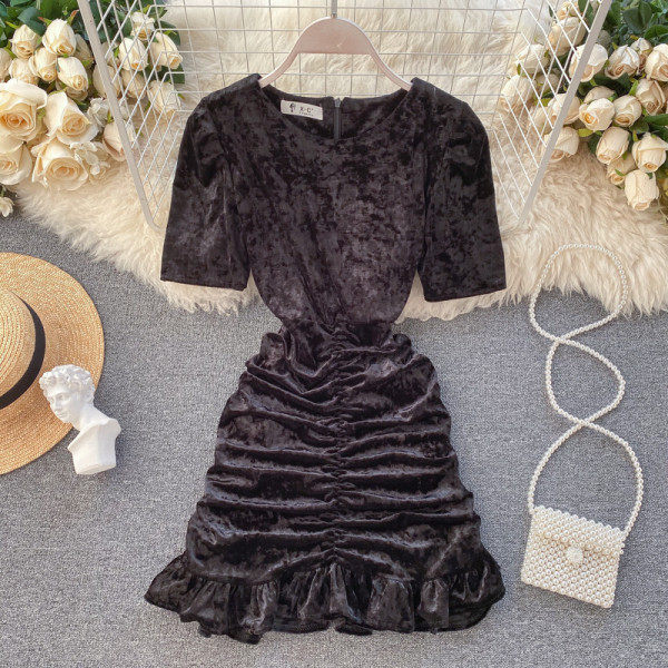 Stilinga moteriška aksominė suknelė su ovalia iškirpte ir trumpomis rankovėmis raudonos, juodos ir baltos spalvos