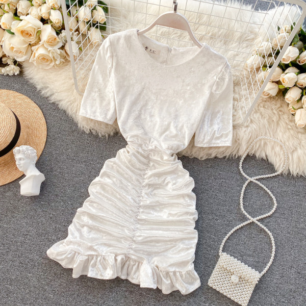 Stilinga moteriška aksominė suknelė su ovalia iškirpte ir trumpomis rankovėmis raudonos, juodos ir baltos spalvos