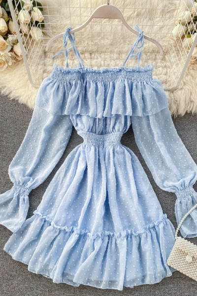 Stilinga moteriška suknelė su plonais petnešėlėmis ir apnuogintais pečiais mėlynos, juodos, baltos ir juodos spalvos