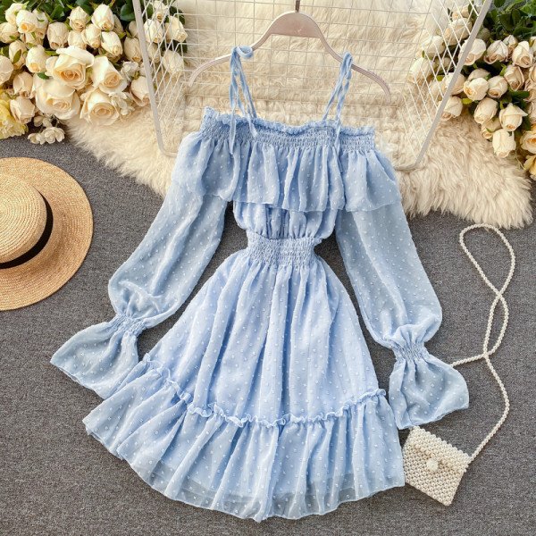 Stilinga moteriška suknelė su plonais petnešėlėmis ir apnuogintais pečiais mėlynos, juodos, baltos ir juodos spalvos