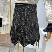 Модерна дамска пола с висока талия, камъни и висящи метални елементи в черен цвят