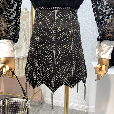 Модерна дамска пола с висока талия, камъни и висящи метални елементи в черен цвят