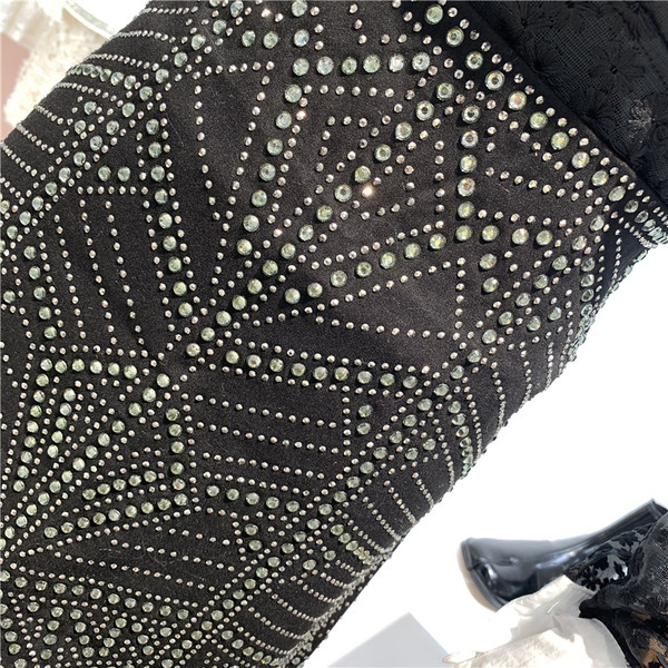 Модерна дамска пола с висока талия, камъни и висящи метални елементи в черен цвят