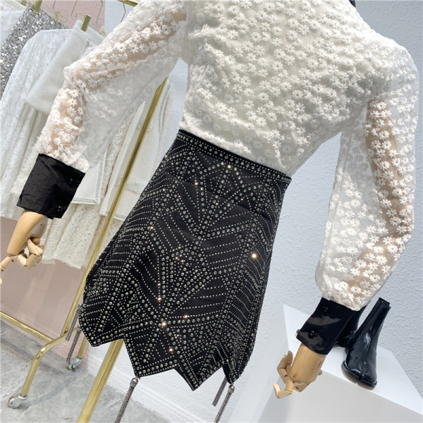 Модерна дамска пола с висока талия, камъни и висящи метални елементи в черен цвят