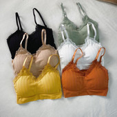 Modernus laisvalaikio krūtinėlė su garbanomis ir plonais baltos, juodos, smėlio, oranžinės, geltonos ir žalios spalvos petnešėlėmis