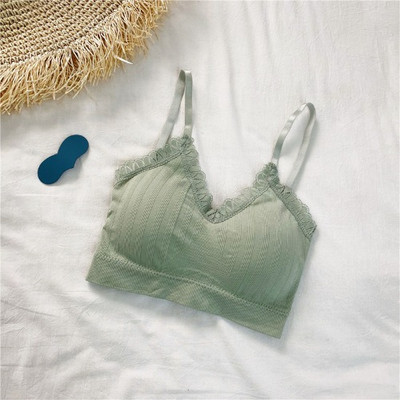 Modernus laisvalaikio krūtinėlė su garbanomis ir plonais baltos, juodos, smėlio, oranžinės, geltonos ir žalios spalvos petnešėlėmis