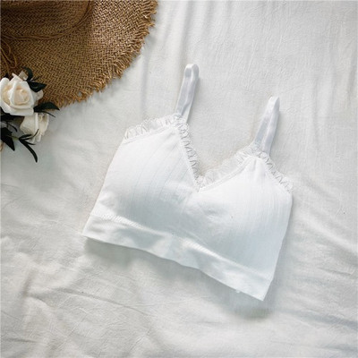 Modernus laisvalaikio krūtinėlė su garbanomis ir plonais baltos, juodos, smėlio, oranžinės, geltonos ir žalios spalvos petnešėlėmis