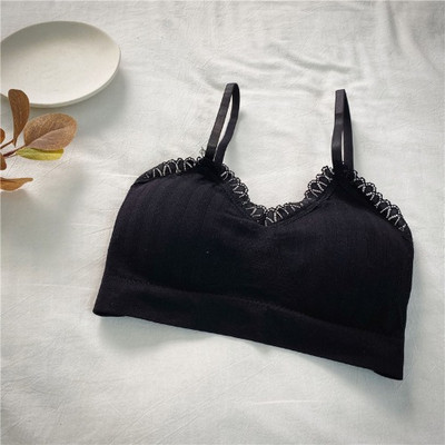 Modernus laisvalaikio krūtinėlė su garbanomis ir plonais baltos, juodos, smėlio, oranžinės, geltonos ir žalios spalvos petnešėlėmis