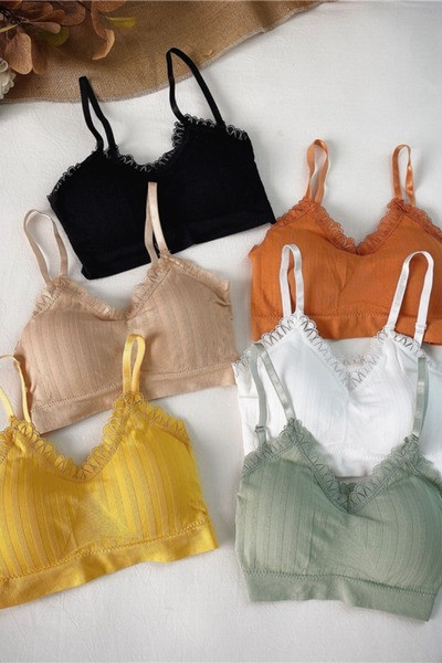 Modernus laisvalaikio krūtinėlė su garbanomis ir plonais baltos, juodos, smėlio, oranžinės, geltonos ir žalios spalvos petnešėlėmis