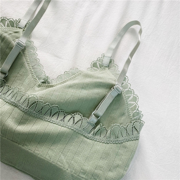 Modernus laisvalaikio krūtinėlė su garbanomis ir plonais baltos, juodos, smėlio, oranžinės, geltonos ir žalios spalvos petnešėlėmis