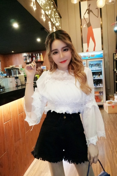 Дамска елегантна блуза разкроен модел от дантела и тюл в бял и черен цвят