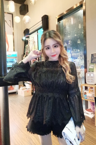 Дамска елегантна блуза разкроен модел от дантела и тюл в бял и черен цвят