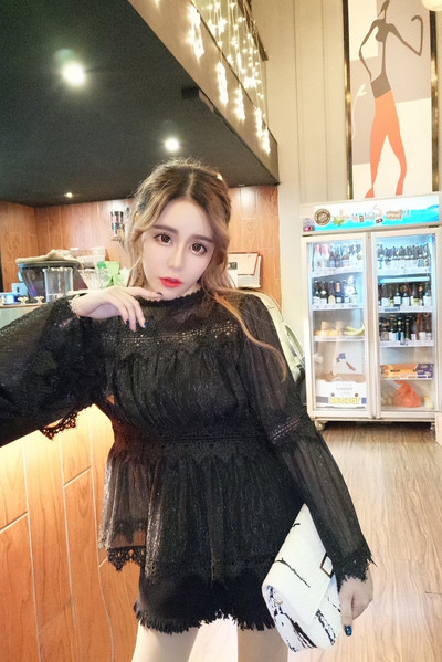 Elegantiškas moteriškas palaidinės modelis iš nėrinių ir tiulio baltos ir juodos spalvos