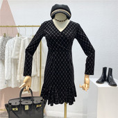 Moteriška aksominė suknelė V formos iškirpte, ilgomis rankovėmis ir akmenukais juodos spalvos