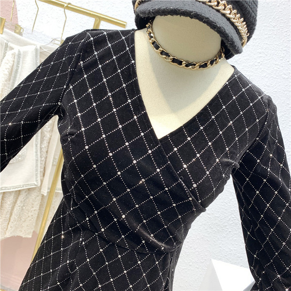 Moteriška aksominė suknelė V formos iškirpte, ilgomis rankovėmis ir akmenukais juodos spalvos