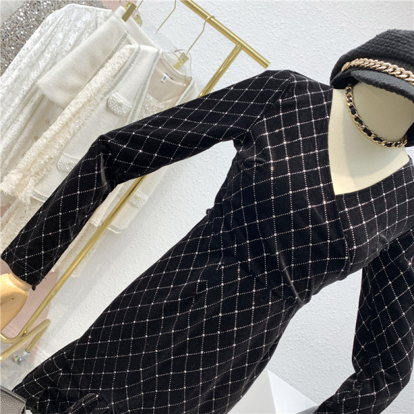 Moteriška aksominė suknelė V formos iškirpte, ilgomis rankovėmis ir akmenukais juodos spalvos