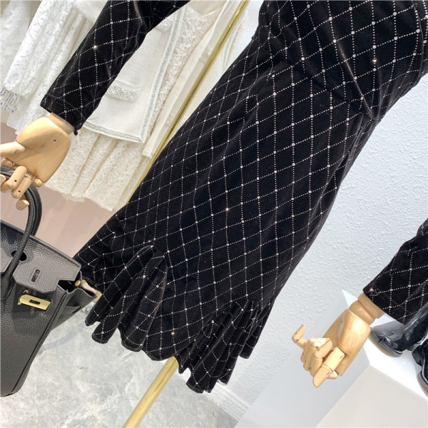 Moteriška aksominė suknelė V formos iškirpte, ilgomis rankovėmis ir akmenukais juodos spalvos