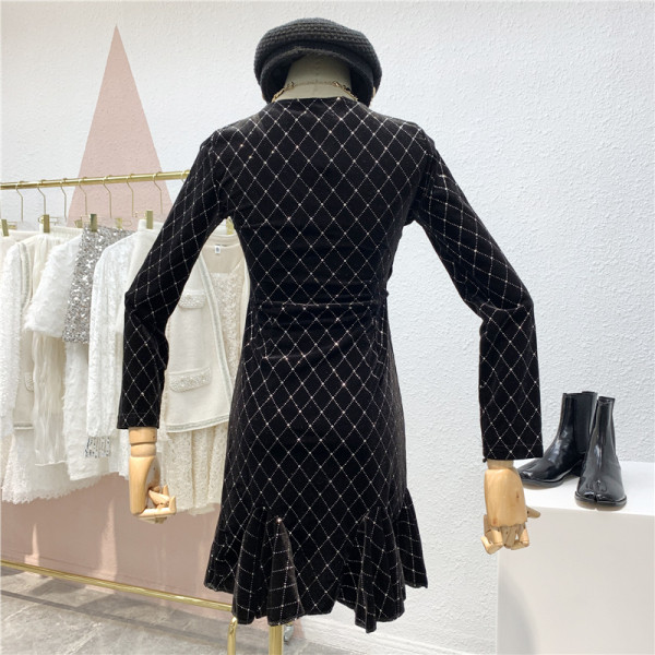 Moteriška aksominė suknelė V formos iškirpte, ilgomis rankovėmis ir akmenukais juodos spalvos