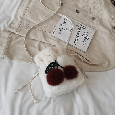 Pliušinis moteriškas krepšio tipo krepšys su 3D vyšnios elementu baltos, rožinės ir smėlio spalvos