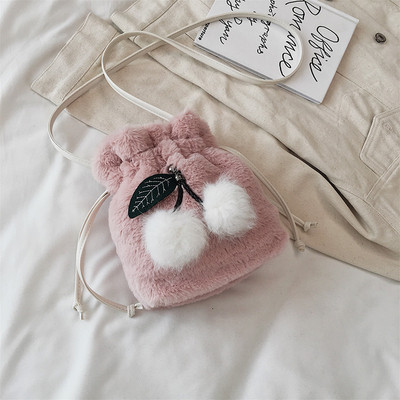 Pliušinis moteriškas krepšio tipo krepšys su 3D vyšnios elementu baltos, rožinės ir smėlio spalvos