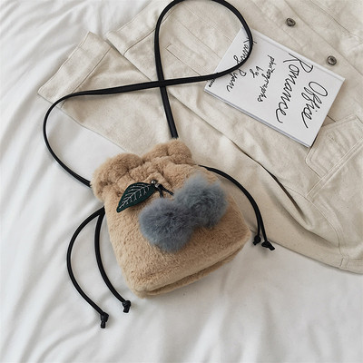 Pliušinis moteriškas krepšio tipo krepšys su 3D vyšnios elementu baltos, rožinės ir smėlio spalvos