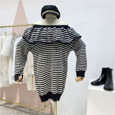 Плетена дамска рокля на райе с паднали ръкави в черно-бял цвят