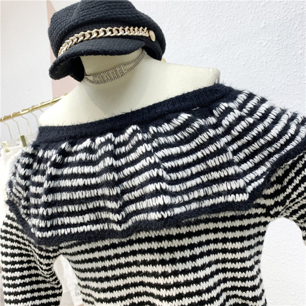 Плетена дамска рокля на райе с паднали ръкави в черно-бял цвят