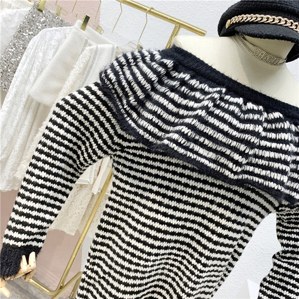 Плетена дамска рокля на райе с паднали ръкави в черно-бял цвят